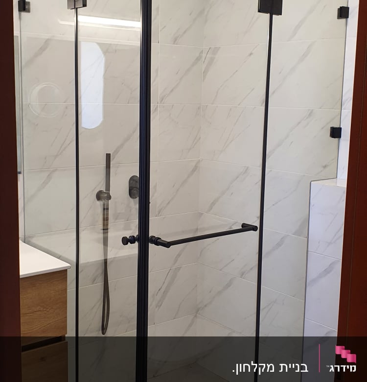 מקלחון זכוכית עם דלתות שקופות וברז מקלחת